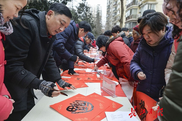 這一天，居民激動(dòng)了，第一次在社區(qū)里升國(guó)旗唱國(guó)歌(圖1)