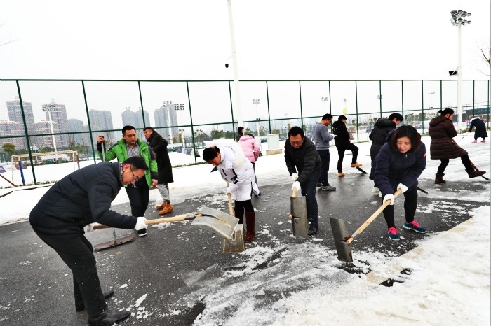 一場雪，體育中心美得不要不要的</br>但最美的風景還是他們(圖5)