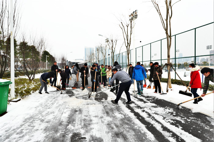 一場雪，體育中心美得不要不要的</br>但最美的風景還是他們(圖13)