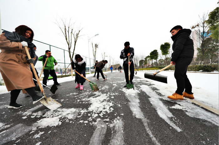 一場雪，體育中心美得不要不要的</br>但最美的風景還是他們(圖14)