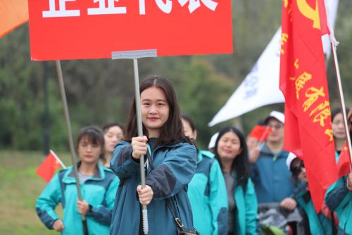 “與軍運(yùn)同行”徒步活動(dòng)上演“快閃”  武漢體育中心作為企業(yè)代表隊(duì)第一方陣登場(chǎng)(圖13)