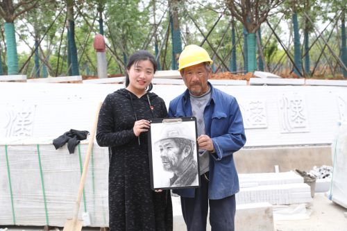 致敬軍運勞動者  手繪最美奮斗人 華師美院學(xué)生為軍運會建設(shè)者畫像(圖6)